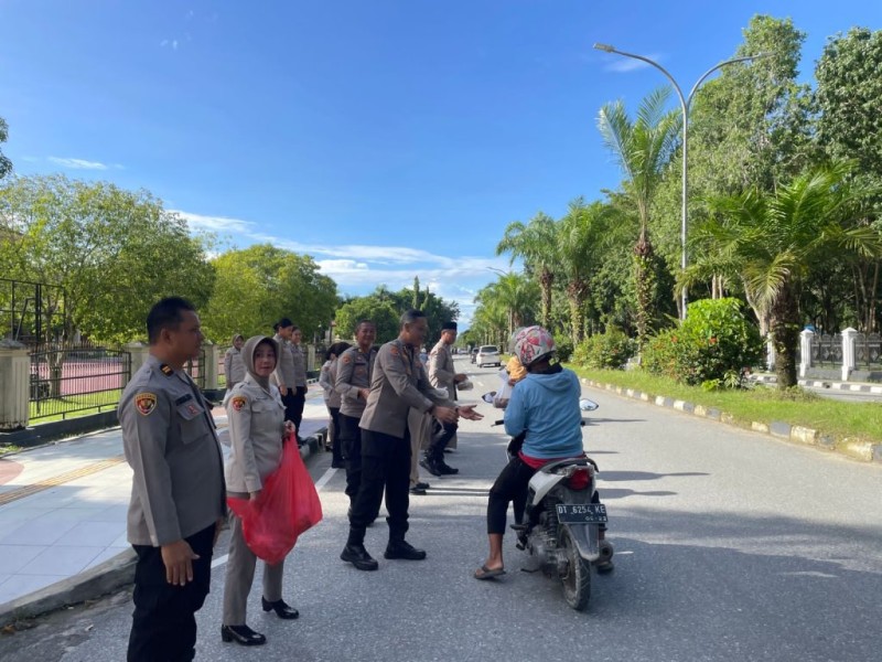 Aksi Humanis Biro Logistik Polda Sultra Bagikan Ratusan Paket Takjil Ramadan
