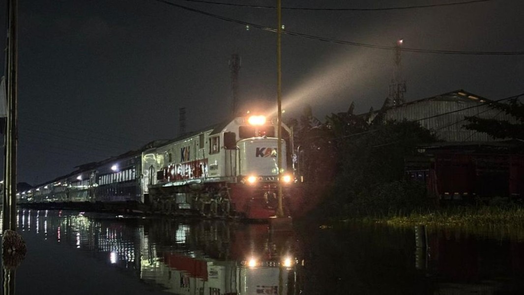 Jalur KA Semarang Kembali Dibuka, Kecepatan Dibatasi 5 Km/Jam