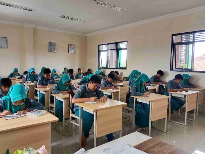 Siswa MTs Negeri 3 Banyumas Merangkai Quotes Dalam Literasi Ramadan