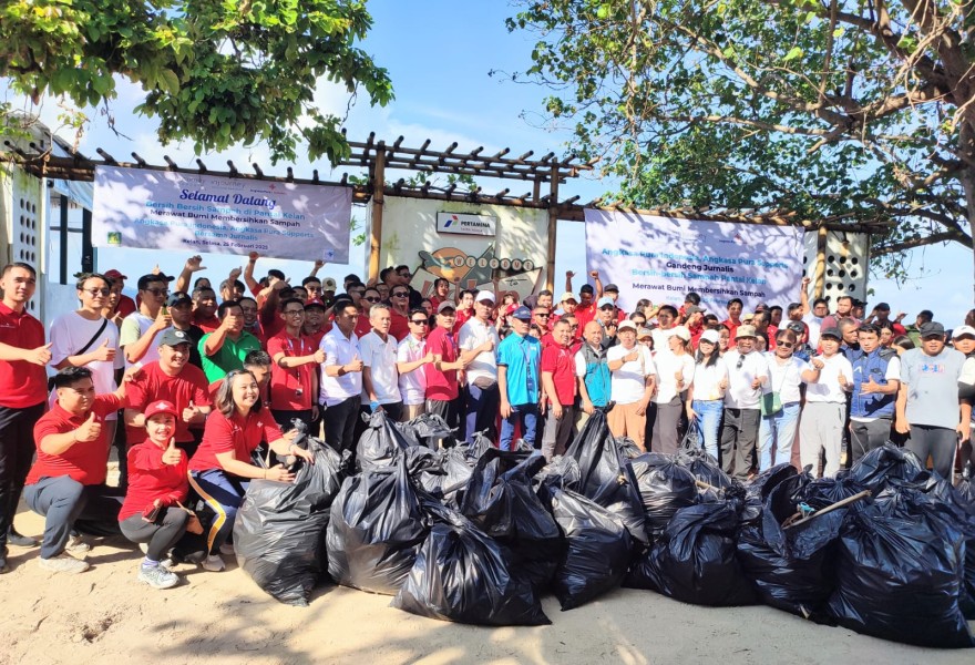 Aksi Bersih Sampah di Pantai Kelan: Kolaborasi PT Angkasa Pura Support dan Jurnalis Peduli Lingkungan