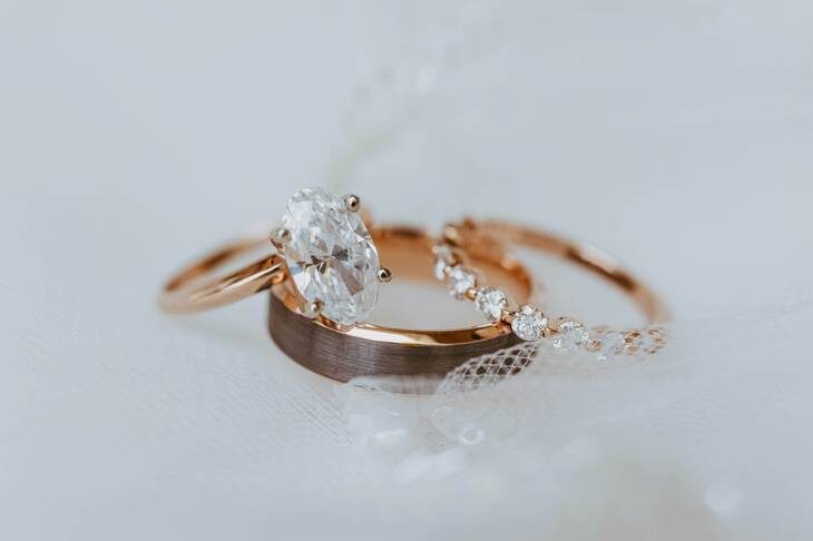 Harga Emas Perhiasan Februari 2026 Berfluktuasi, Investor Bandingkan dari 2 Platform