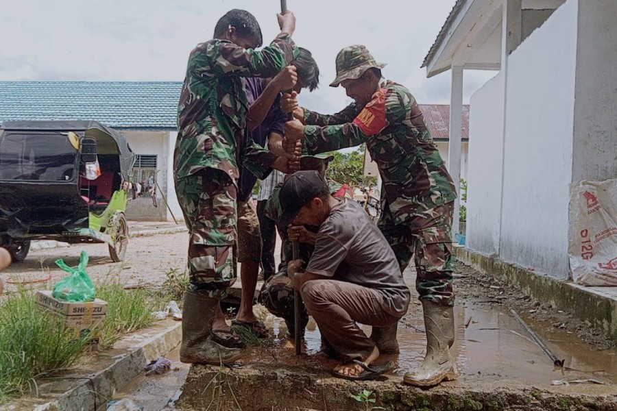 TNI Bangun Sumur Untuk Memenuhi Kebutuhan Air Bersih Pengungsi Tapanuli Tengah