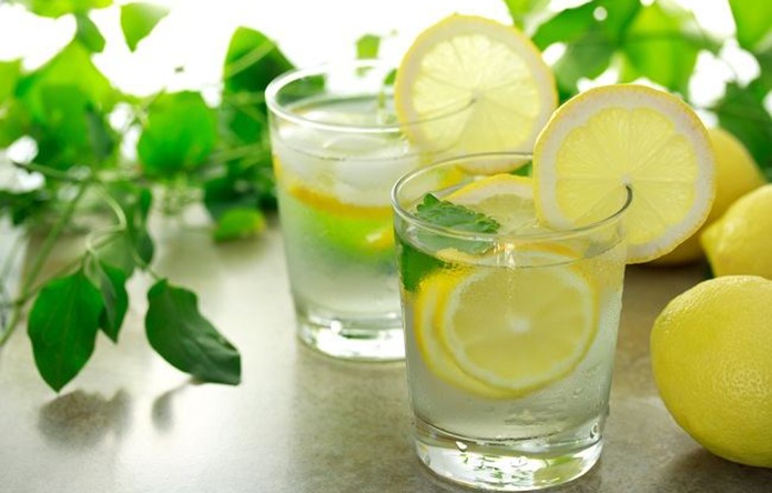 Mengonsumsi Air Lemon Pagi Hari: Manfaat Berdasarkan Bukti Ilmiah