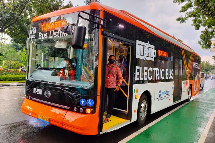 Transjakarta Mengoperasikan 30 Bus Listrik untuk Pelantikan Kepala Daerah