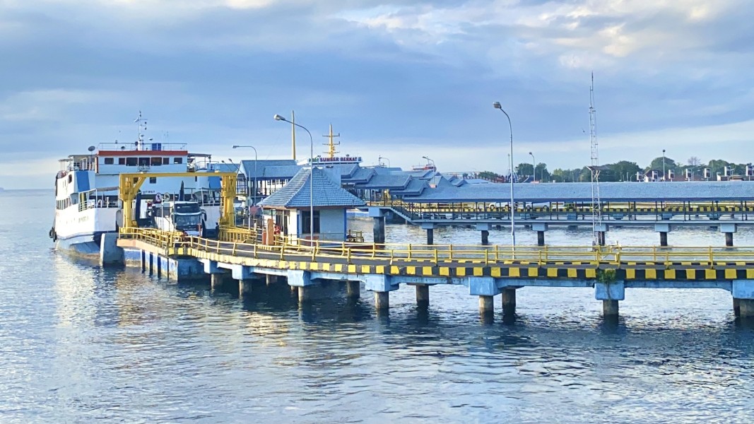 Cuaca Buruk Hambat Penyeberangan Gilimanuk–Ketapang, Lalu Lintas Kendaraan Tertahan di Pelabuhan
