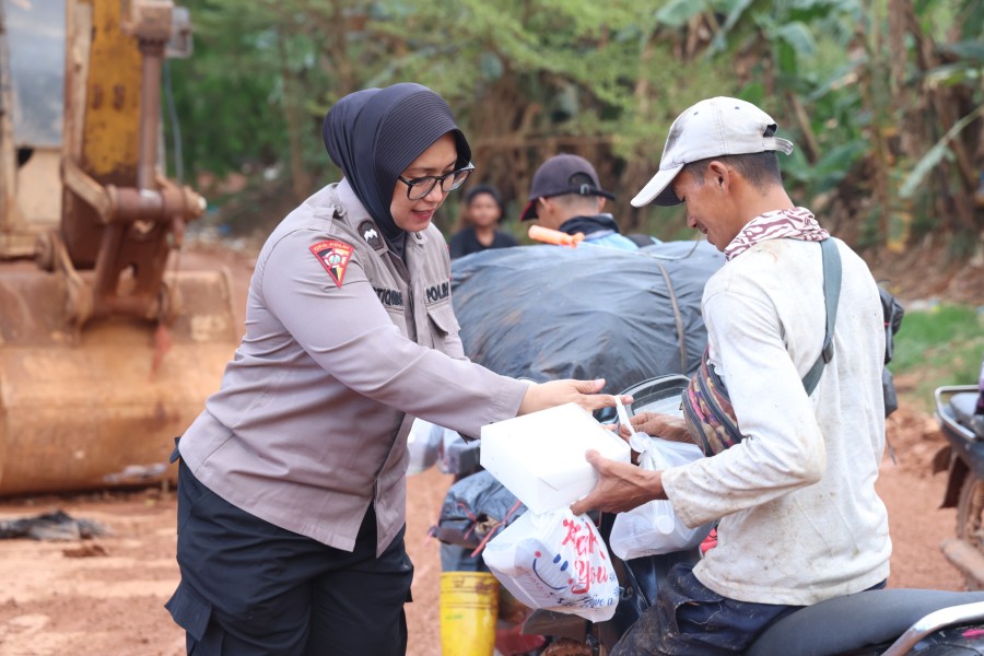 Polda Kepri Berbagi Kasih di Bulan Ramadan: Takjil dan Bansos untuk Mereka yang Membutuhkan