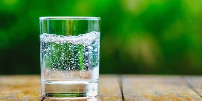 Manfaat dan Risiko Minum Soda serta Sparkling Water yang Perlu Diketahui