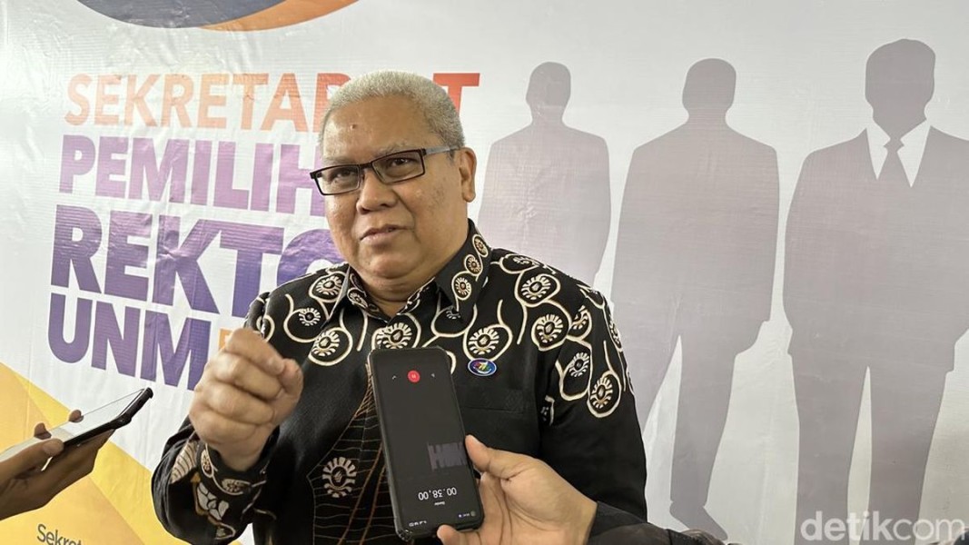 Rektor Universitas Negeri Makassar Resmi Lantik Wakil Rektor II Prof. Dr. Hartati MSi, PhD