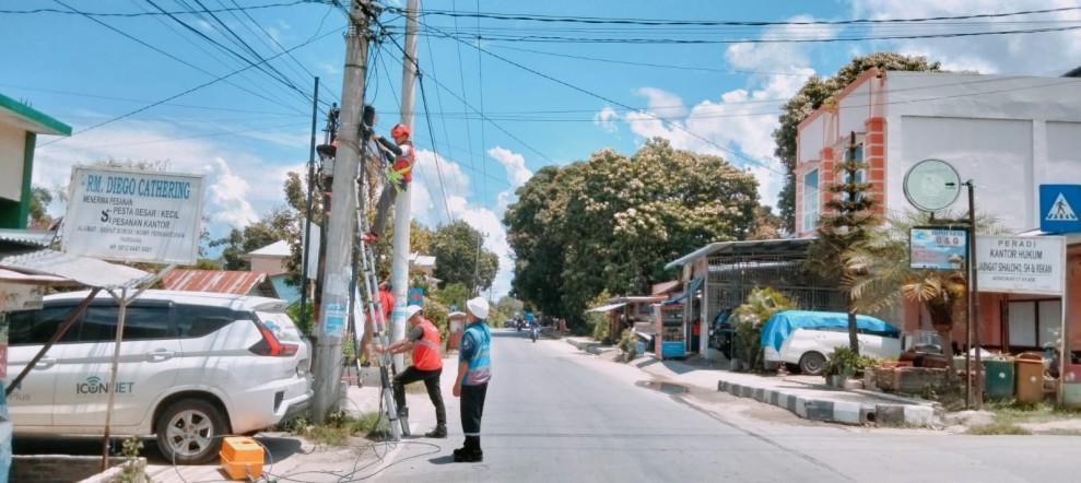 PLN Icon Plus Jaga Infrastruktur Jaringan di Samosir dan Pangururan Menjelang Idul Fitri Melalui Pemeliharaan Kabel Fiber Optik