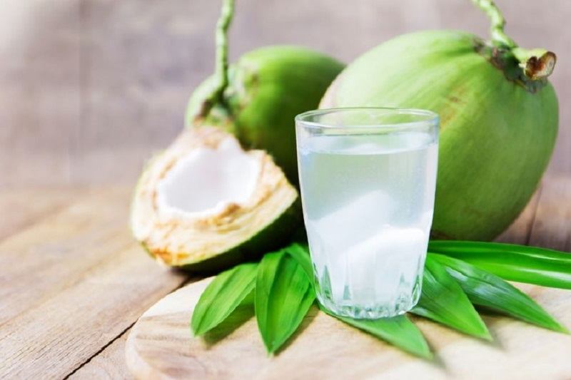 7 Kelompok Orang yang Perlu Waspada Saat Minum Air Kelapa
