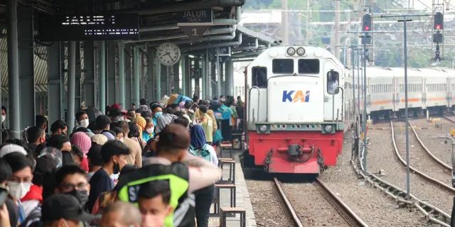 Tingginya Permintaan Tiket Kereta Api H-2 Lebaran 2025, PT KAI Siapkan Penambahan Jadwal Perjalanan