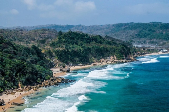 Menjelajahi Pesona Wisata Pantai Cemara dan Danau Anak Laut