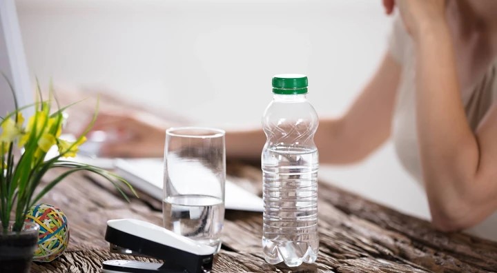 Enam Alasan Minum Air Putih Bisa Membantu Menurunkan Berat Badan Secara Alami