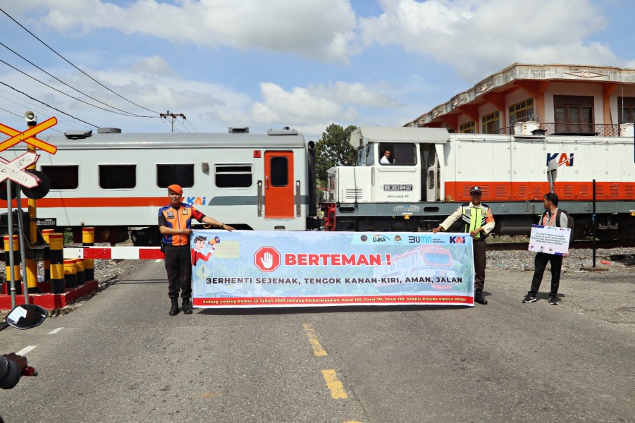 Kereta Api Tegaskan Pentingnya Disiplin di Perlintasan