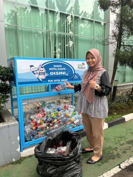 PLN UIP2B Jamali Memperkenalkan Program Listrik untuk Rakyat Yang Berbasis Pengumpulan Botol Plastik Sebagai Upaya Mengurangi Sampah Dan Mendorong Energi Hijau