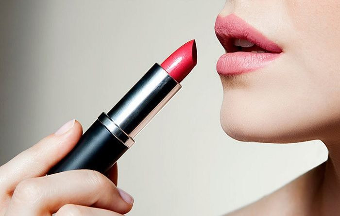 Rekomendasi 6 Warna Lipstik Terbaik untuk Menyamarkan Bibir Hitam