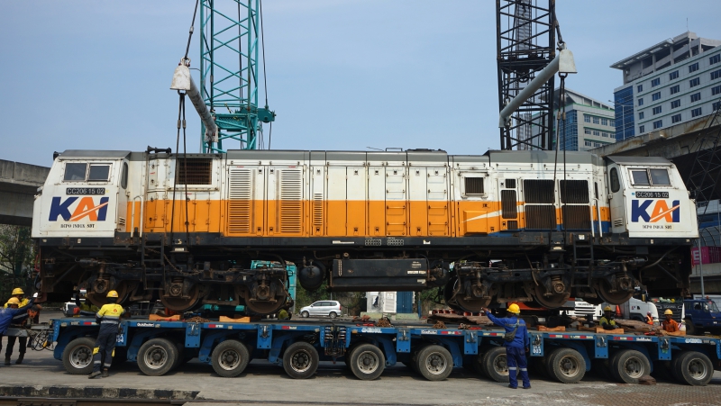 Distribusi Gerbong Datar oleh KAI Logistik