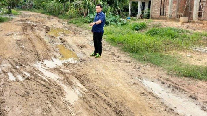 Warga Kampung Timur Kanaan Keluhkan Jalan Rusak, Harapkan Perhatian Pemerintah untuk Pembangunan Infrastruktur