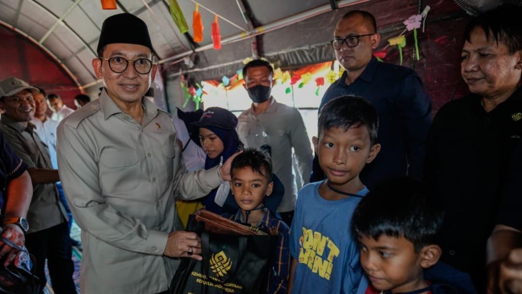 Menbud Fadli Zon Serahkan Bantuan Pemulihan Banjir Aceh Tamiang