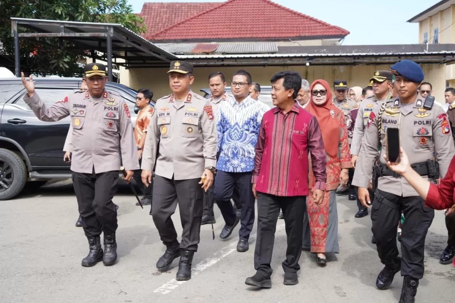Kapolda NTB Disambut Jajar Kehormatan, Langsung Bagikan Bansos di Sumbawa Barat