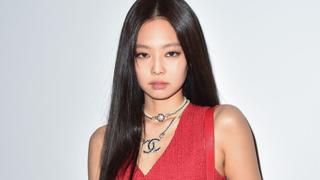 Pesona Jennie BLACKPINK Tampil Memukau Saat Menghadiri Peragaan Busana Pegunungan Salju