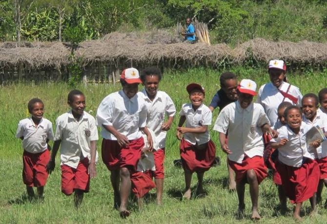 Kisah Inspiratif Siswa Pedalaman Papua Berjalan Kaki Berjam-jam Demi Mengejar Cita - Cita