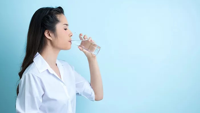 Posisi Minum Air Tidak Pengaruhi Ginjal, Tapi Bisa Bahaya