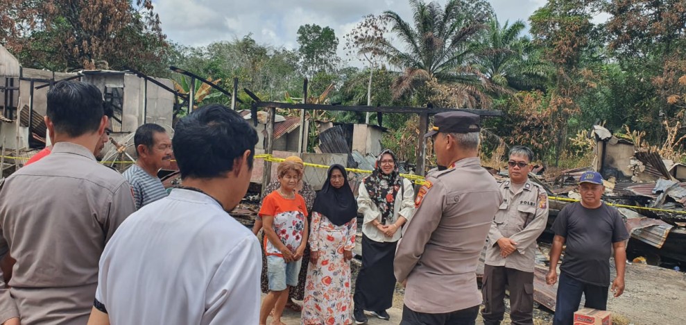 Kepedulian Polres Sekadau: Bansos untuk Korban Kebakaran di Dusun Semaong