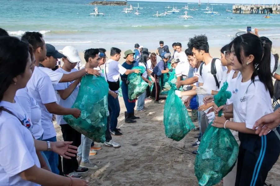 BRI Peduli Angkut Hampir 1 Ton Sampah di Pantai Kedonganan Bali Dalam Aksi Bersih-bersih