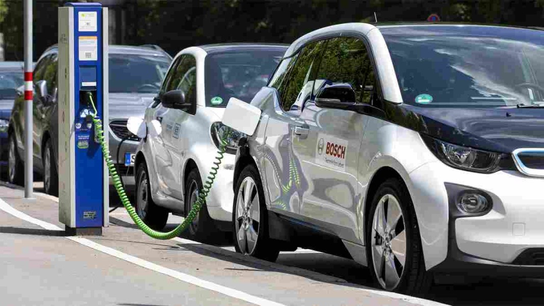 OJK Optimistis Pembiayaan Mobil Listrik Tetap Tumbuh 2025