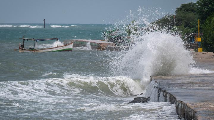 BMKG Peringatkan Gelombang Laut Tinggi 4 Meter