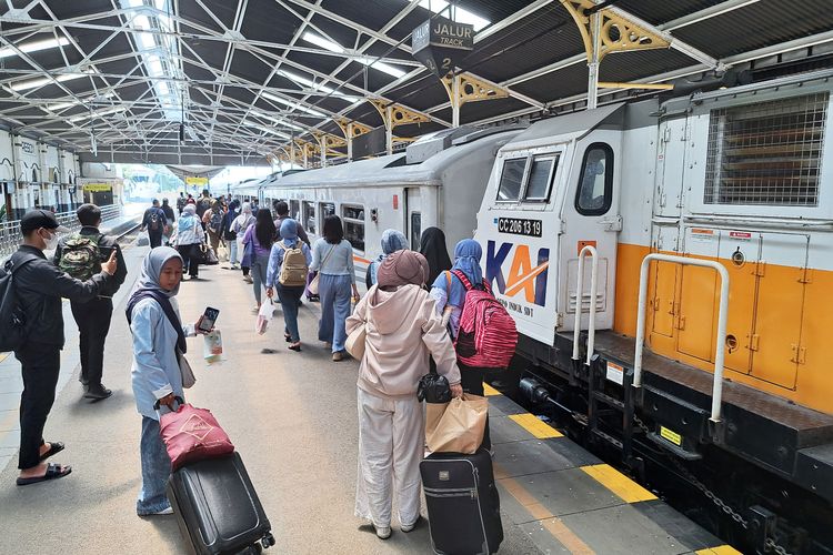 KAI Daop 8 Imbau Penumpang Tiba Lebih Awal Jelang Libur May Day, Antisipasi Kemacetan dan Pengalihan Arus