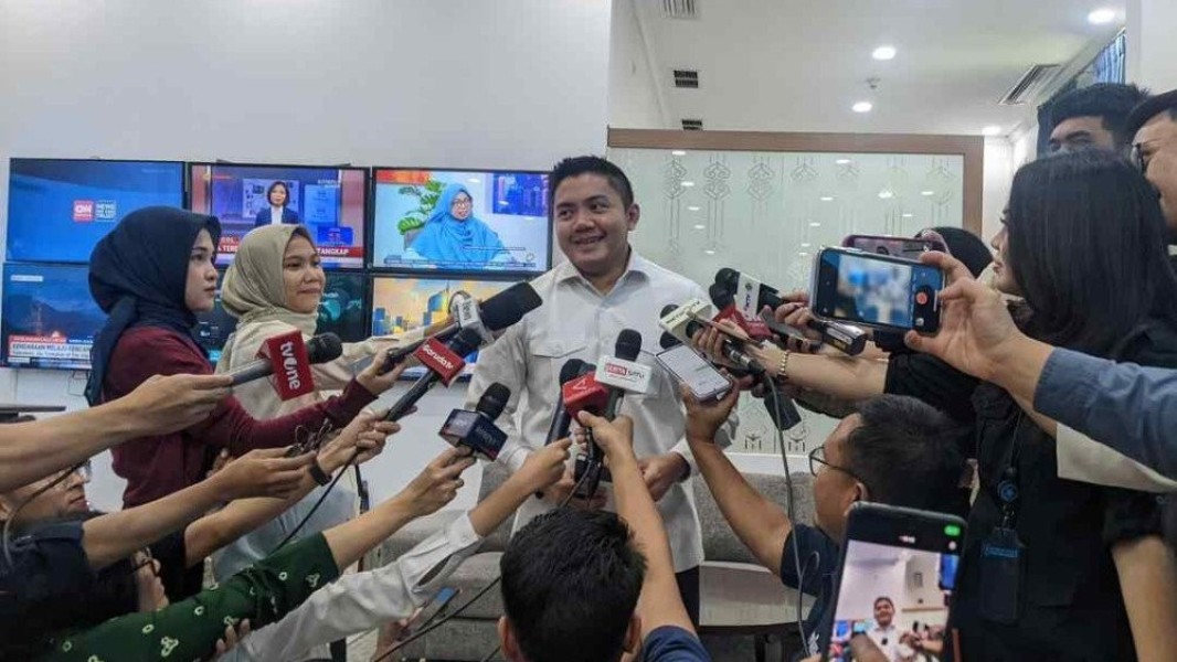 Seskab Teddy: Prabowo Instruksikan Pemda dan BUMN Jadi Teladan Bersih-bersih