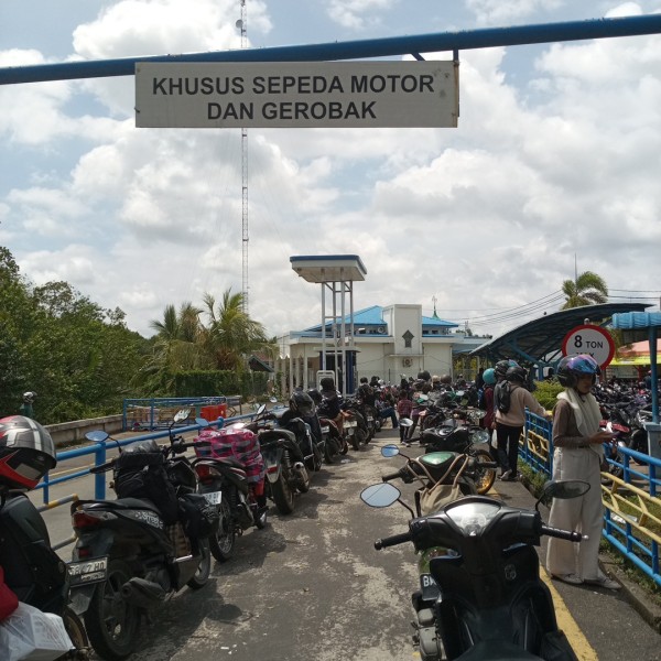 Antrean Panjang Warnai Penyeberangan Bengkalis-Pakning Pascaleberan, Dishub Bengkalis Tegaskan Tak Ada 'Jalur Khusus'