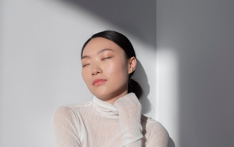 Air Beras atau Air Kelapa, Mana yang Lebih Efektif Mencerahkan Kulit Secara Alami?