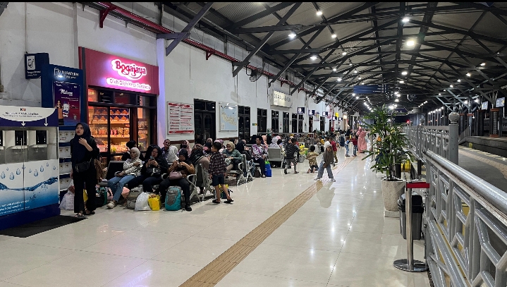 Lonjakan Penumpang Kereta Api di Libur Idul Adha, KAI Daop 8 Surabaya Ingatkan Protokol dan Persiapan Perjalanan