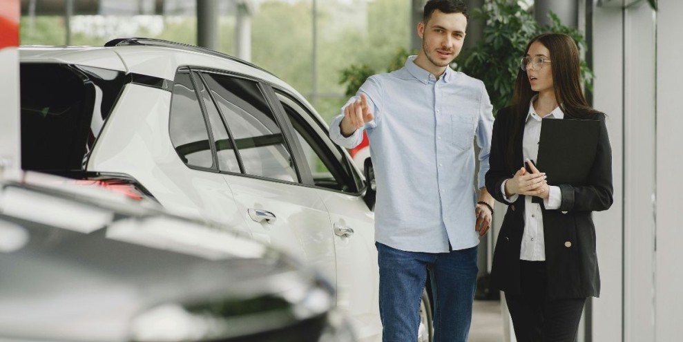 10 Tips Beli Mobil Bekas di Showroom, dari Cek Fisik sampai Deal Harga