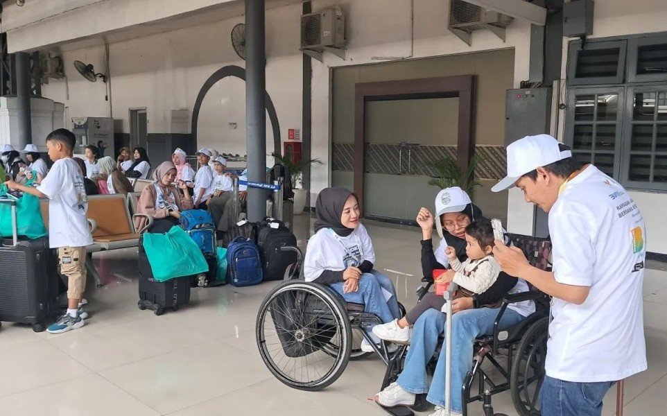 KAI Fasilitasi Mudik 250 Difabel dengan Layanan Khusus Kereta Api, Pastikan Kenyamanan dan Keamanan Perjalanan Lebaran 2025