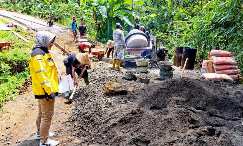Sepuluh Tahun Dana Desa: Infrastruktur Meningkat, Namun Ekonomi Desa Masih Tertatih