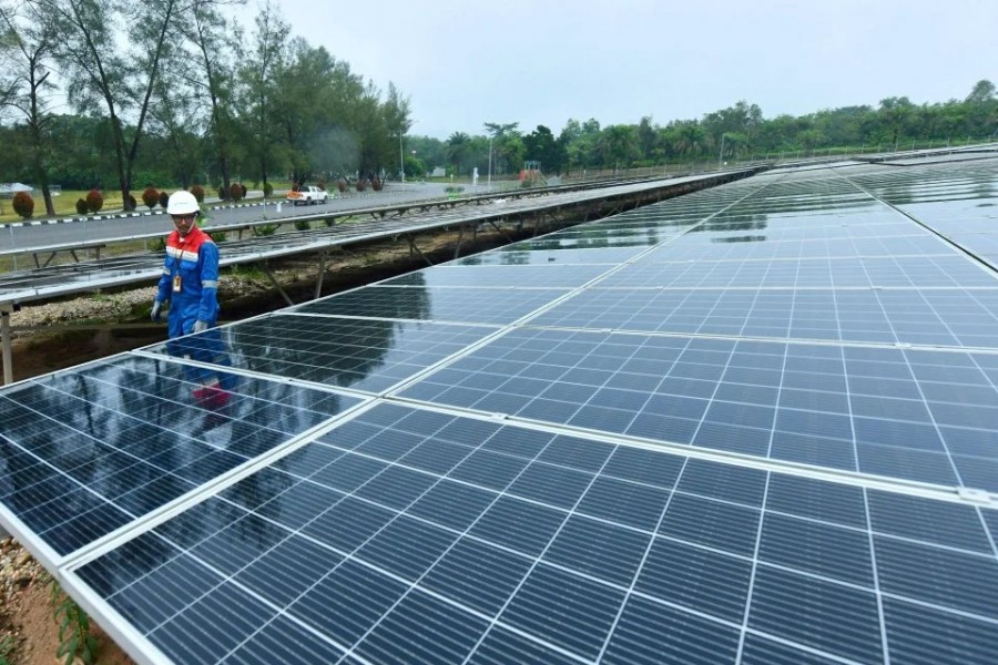Presiden Tugaskan Bahlil Pastikan Proyek PLTS Sekolah dan Desa Lancar