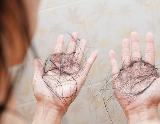 Rambut Rontok Tak Kunjung Reda? Ini 6 Bahan Alami yang Dipercaya Membantu Mengurangi Rambut Rontok