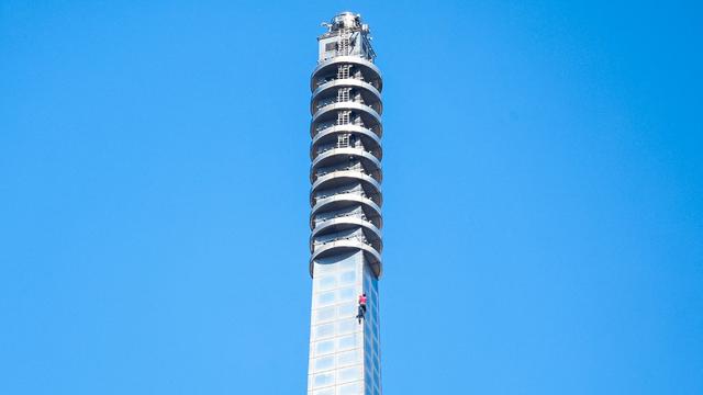 Alex Honnold Mencetak Sejarah dengan Pendakian Taipei 101 Tanpa Tali
