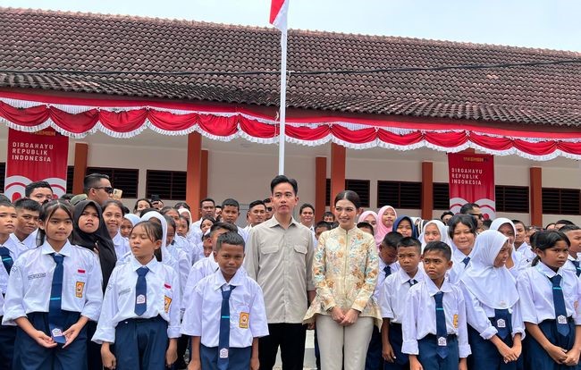 Gibran Periksa Fasilitas dan Kedisiplinan Siswa