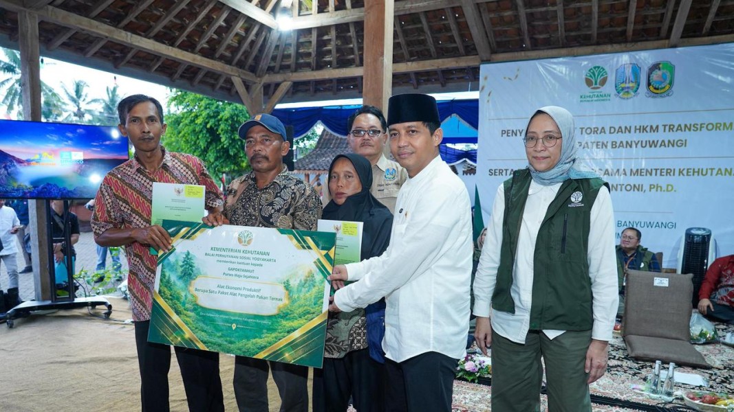 Menhut Serahkan Akses Hutan Kemasyarakatan Untuk Warga Banyuwangi