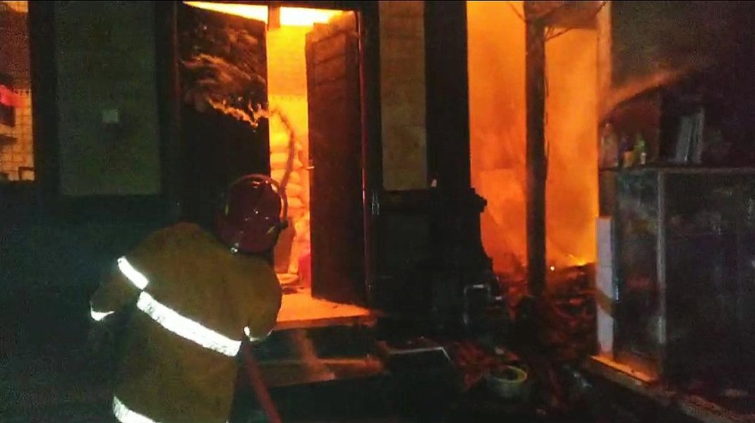 Kompor Gas Bocor, Rumah Warga Sukolilo Surabaya Hangus Terbakar