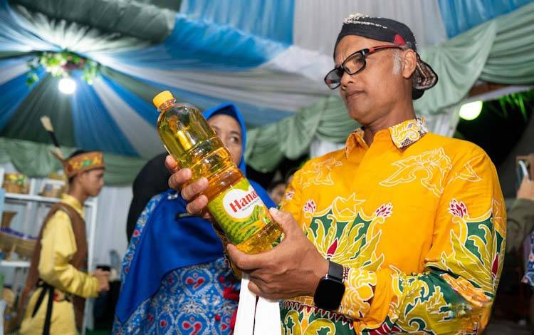 Minyak Goreng Hanau Perkuat Ketahanan Pangan Masyarakat Pangkalan Bun Selama Ramadan