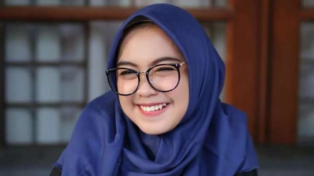 Tips Cara Memilih Model Kacamata untuk Wajah Bulat Berjilbab