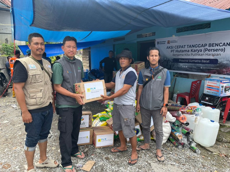 PLN Indonesia Power UBP Bukittinggi Salurkan Bantuan bagi Korban Banjir Bandang dan Longsor di Kawasan Danau Maninjau