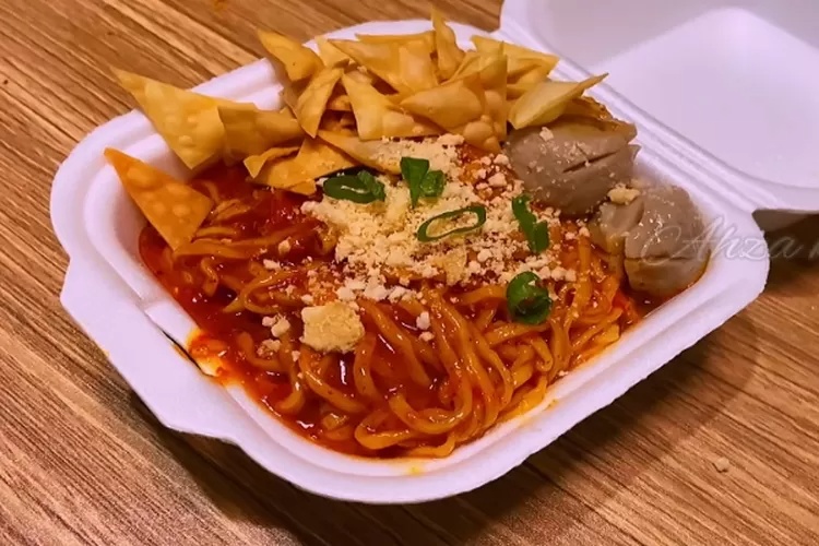 Ledakan Tren Pedas: Mie Jebew Jadi Ikon Street Food Kuliner Kekinian Gen Z