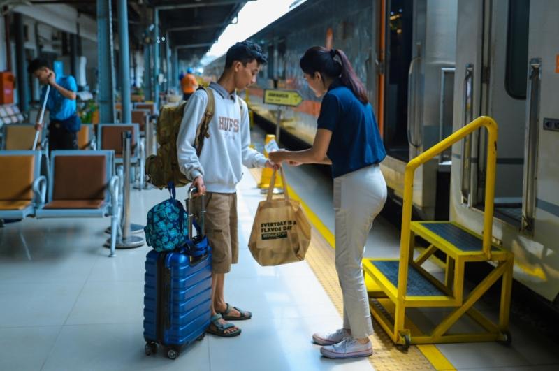 Jadwal Pembagian Takjil Gratis untuk Penumpang Kereta Api di Stasiun KAI Selama Ramadhan 2025